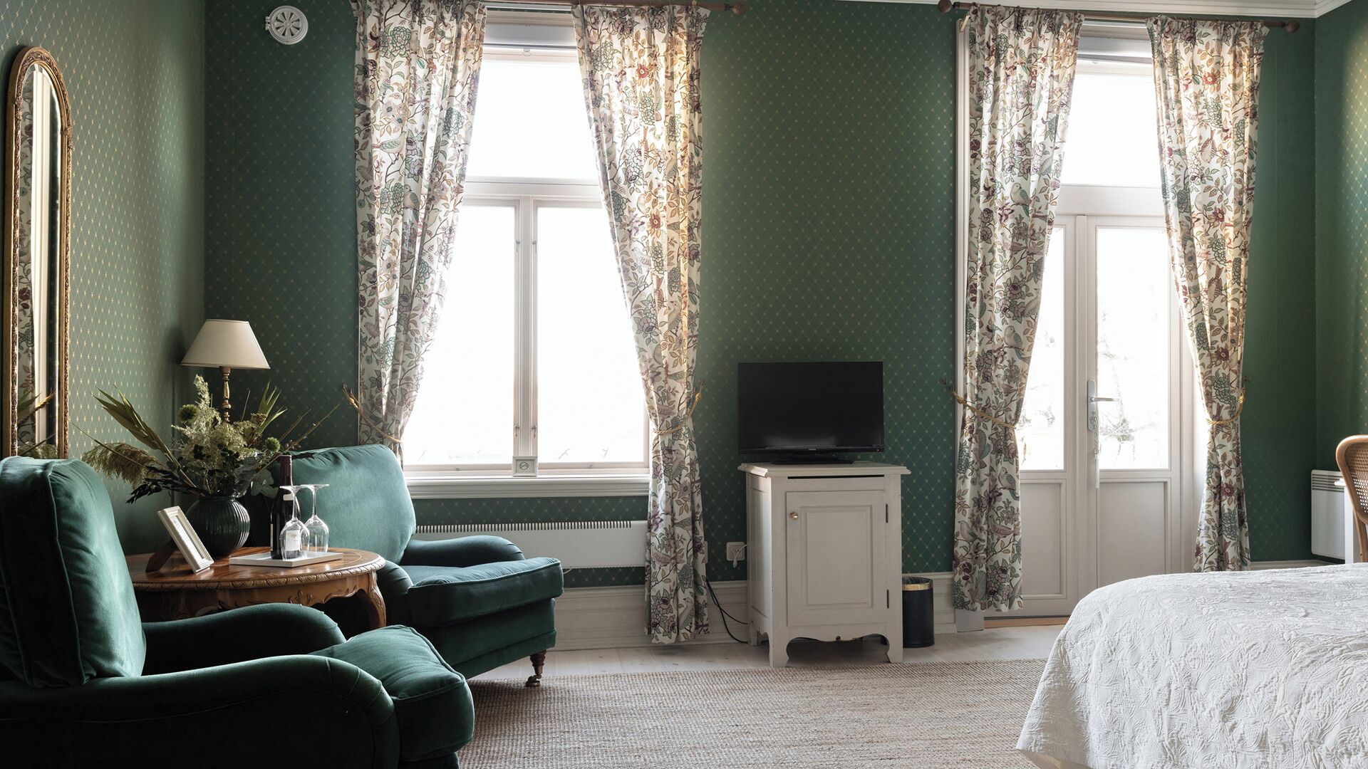 Signature Room, Balcony | Down duvets, minibar, individually decorated, individually furnished