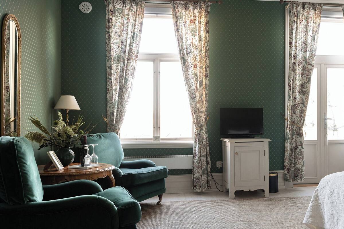 Double Room With View and Balcony  | Dundyner, minibar, skrivebord og blendingsgardiner