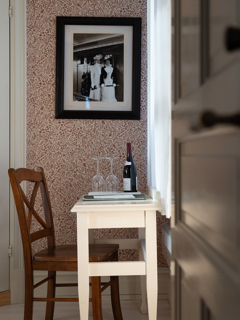 Edredón, minibar, decoración personalizada y muebles diferentes 