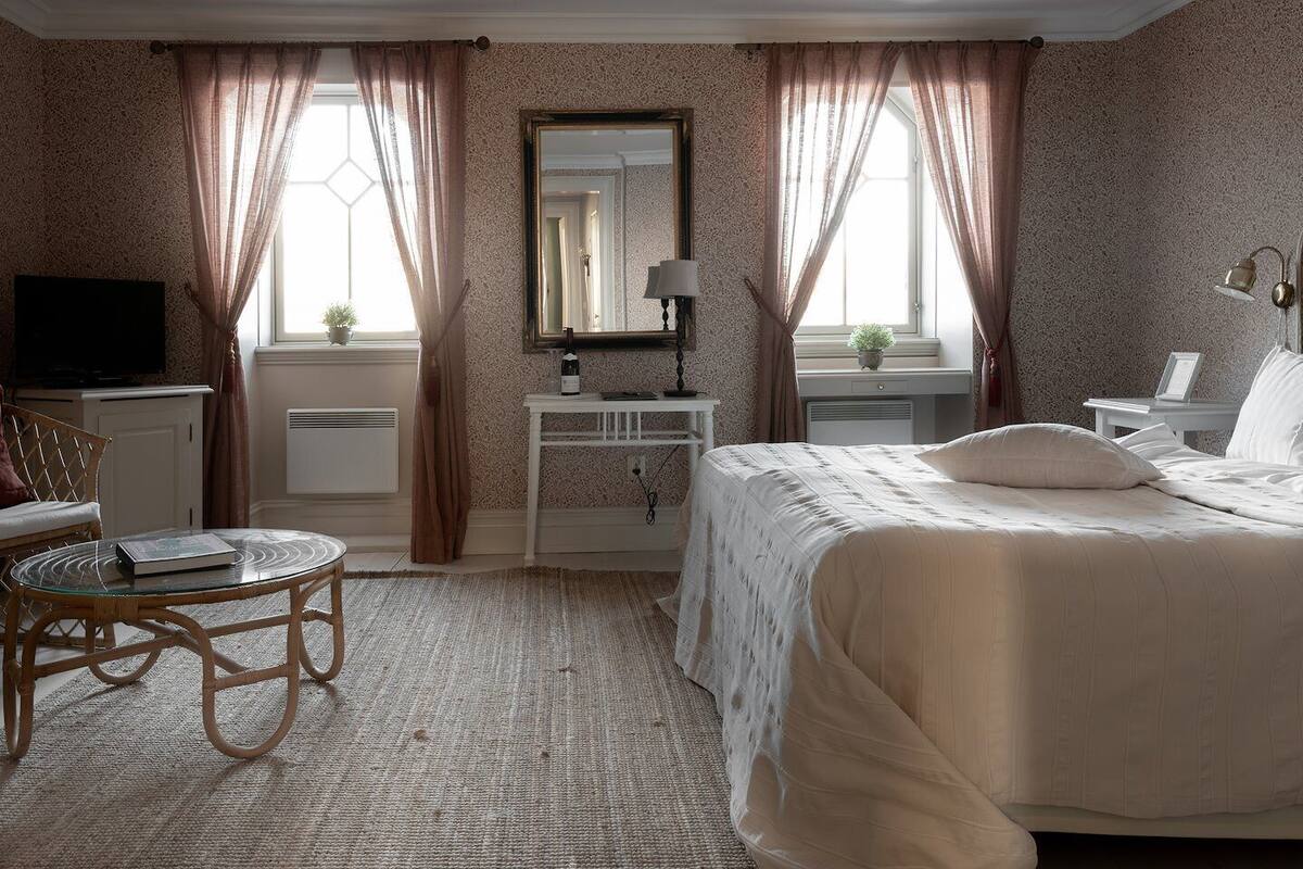 Standard Double Room  | Dundyner, minibar, skrivebord og blendingsgardiner