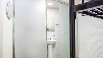 Dreibettzimmer | Badezimmer | Dusche, kostenlose Toilettenartikel, Haartrockner, Hausschuhe