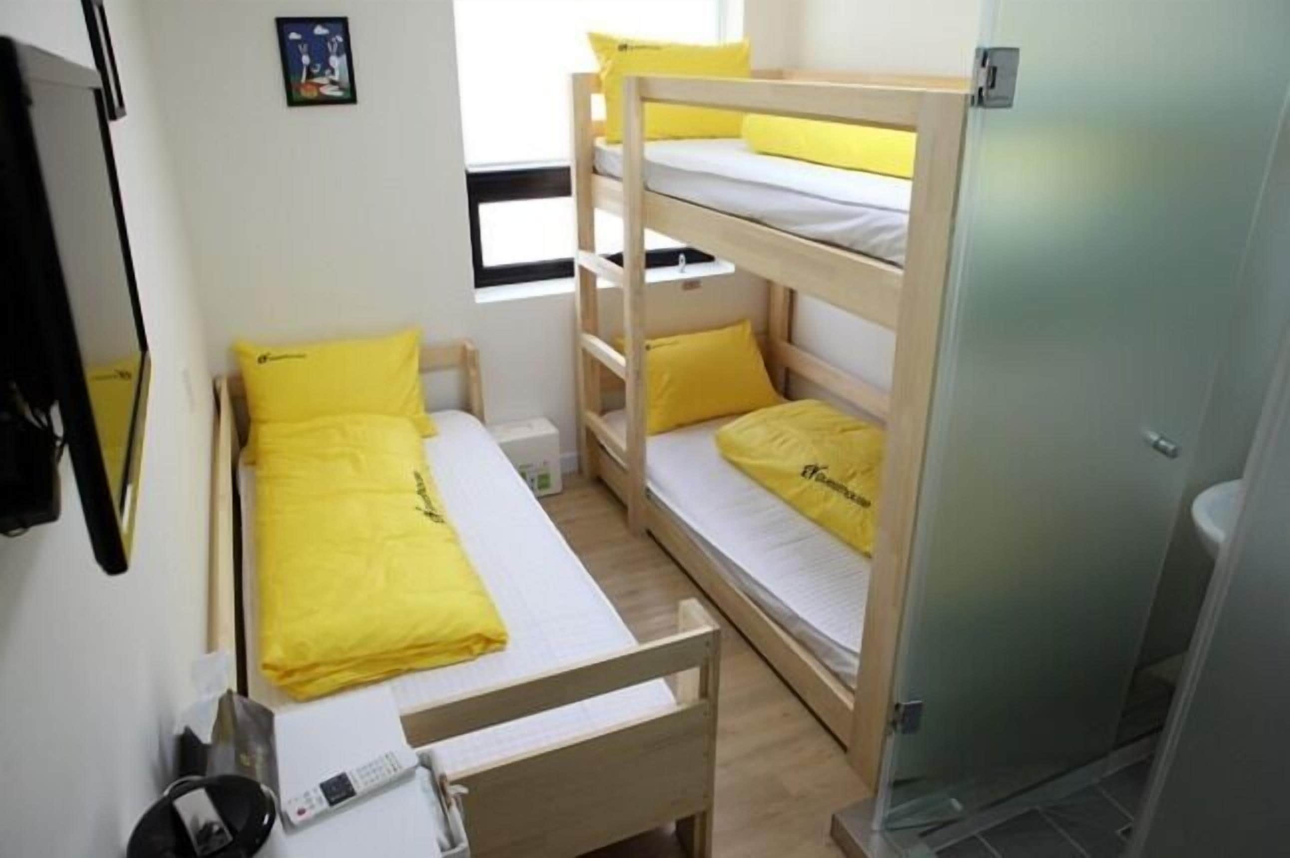 Triple Room | Iron/ironing board, free WiFi