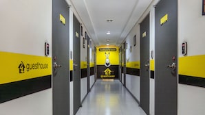 Een hotelgang met deuren waarop 'Guesthouse voor toeristen' staat en een centrale muur met een konijnenlogo.