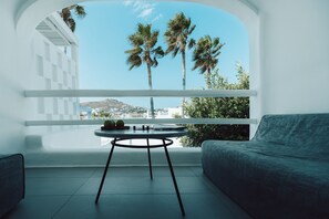 Studiosuite – junior, 1 kingsize-seng med sovesofa, sjøutsikt | Terrasse/patio