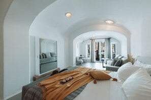 Suite Studio Sénior, 1 trÚs grand lit et 1 canapé-lit, vue sur la piscine | Minibar contenant certains articles gratuits