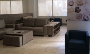 Coin salon dans le hall