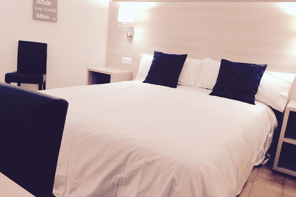 family room | premium bedding, in-room safe, individually decorated, desk