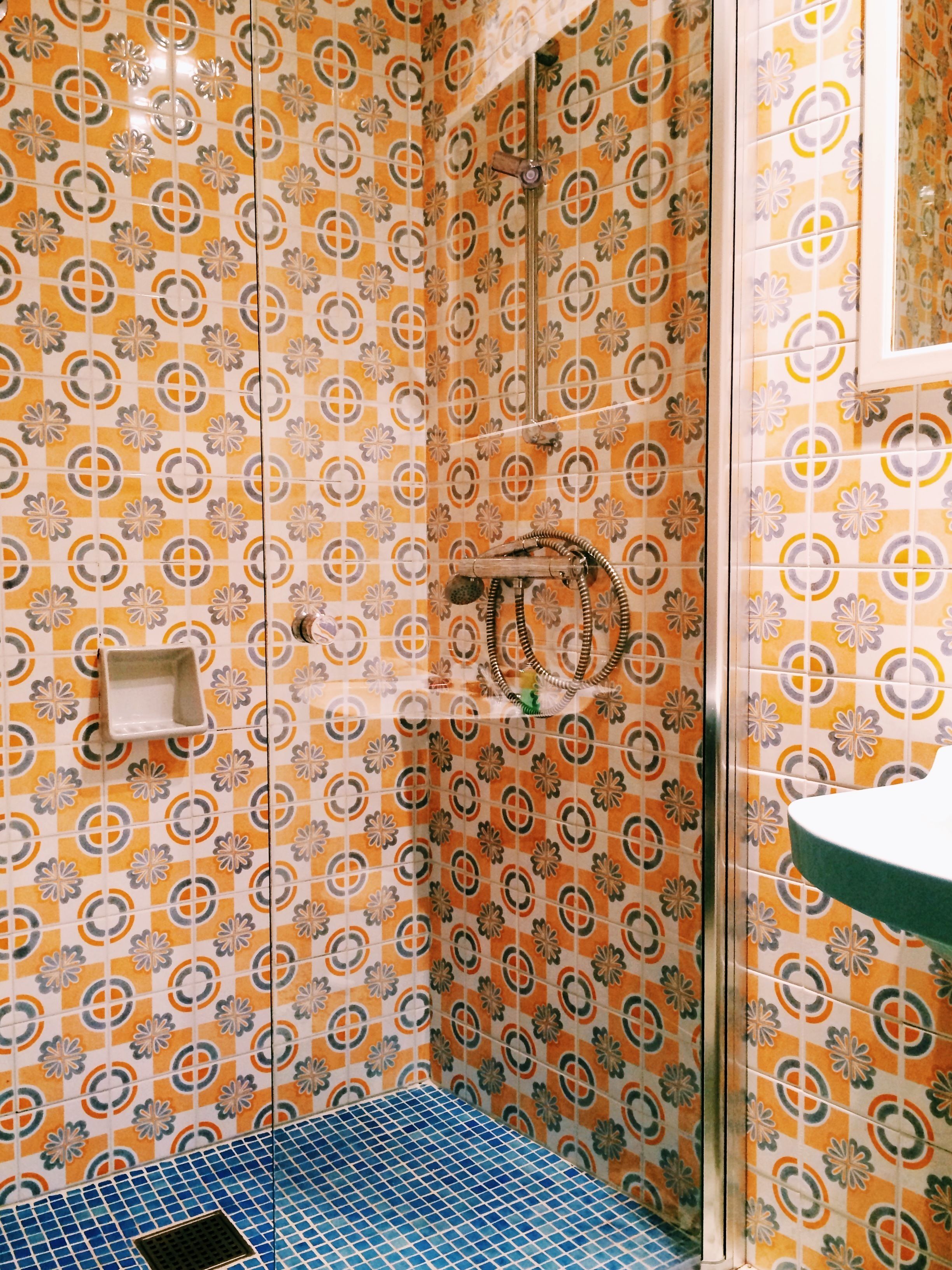 double room | bathroom shower