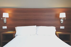 Doppelzimmer zur Einzelnutzung | Hochwertige Bettwaren, Zimmersafe, individuell dekoriert, Schreibtisch