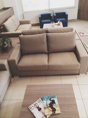 Lobby sitting area - Hotel Carbonell (Llanca)