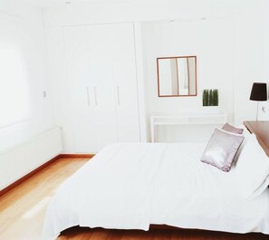 Junior Suite | Premium bedding, in-room safe, individually decorated, desk - Hotel Carbonell (Llanca)