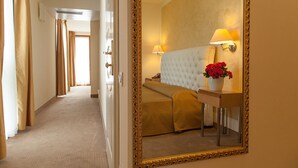 A hotel room with a bed, bedside table, lamp, and mirror. - HOTEL DEPENDANCE SILVESTRO (Garda)