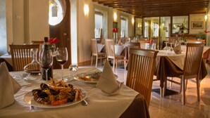 A restaurant with wooden furniture, white tablecloths, and a cozy interior. - HOTEL DEPENDANCE SILVESTRO (Garda)