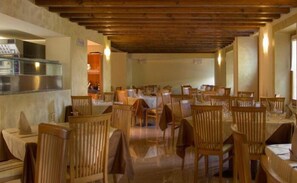 S'hi serveixen plats de cuina italiana 