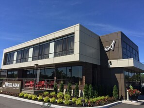 Vista frontal de la propiedad