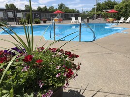 Una piscina al aire libre de temporada