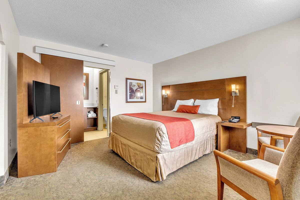 Superior Suite, 1 Queen Bed, Jetted Tub | Hypo-allergenic bedding available, desk, laptop workspace