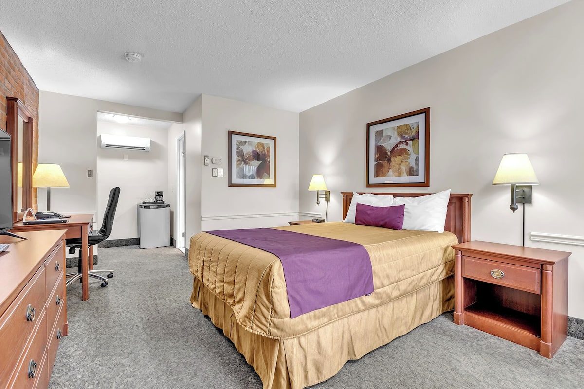 Classic Room, 1 Queen Bed | Hypo-allergenic bedding available, desk, laptop workspace