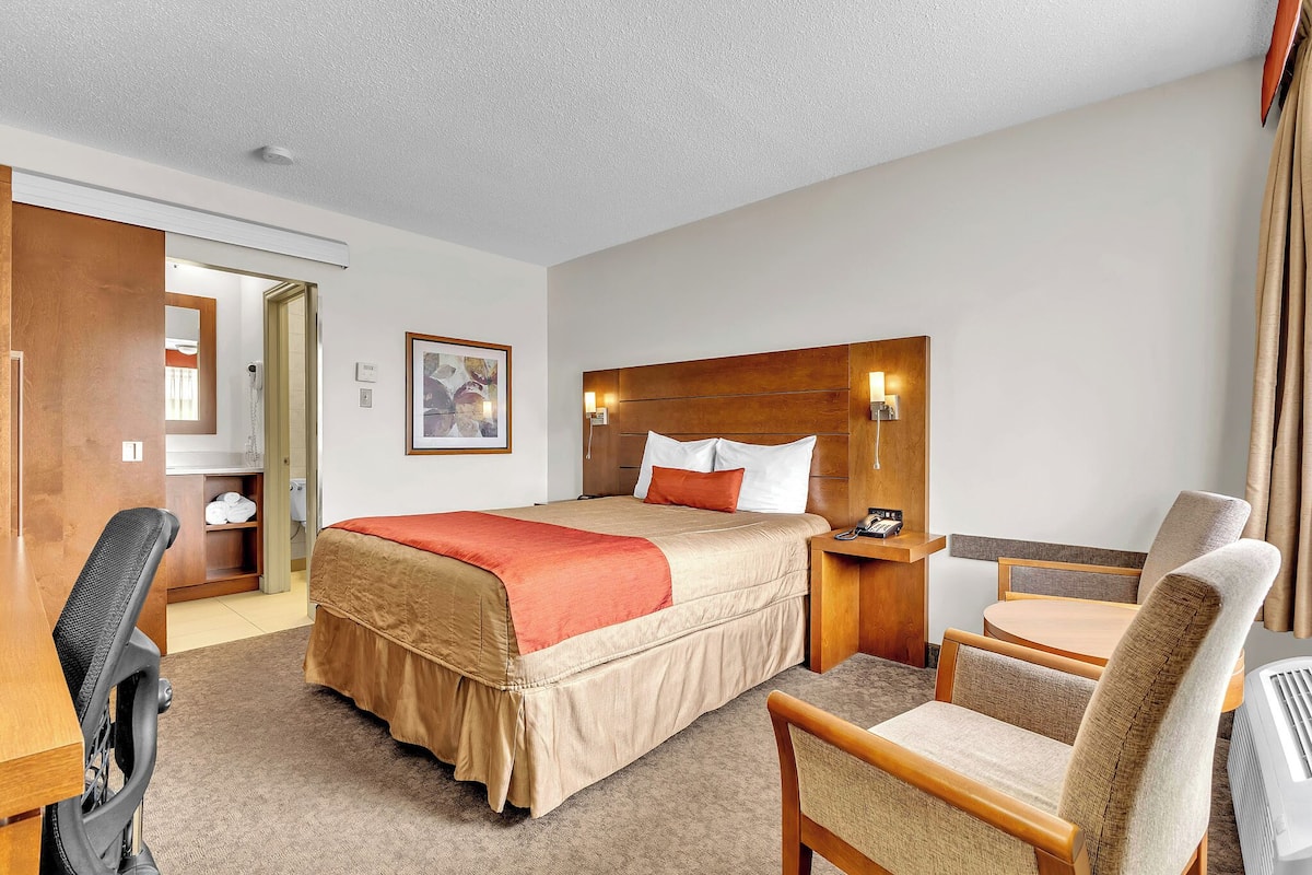 Superior Room, 1 Queen Bed | Hypo-allergenic bedding available, desk, laptop workspace