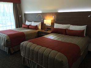 Habitación ejecutiva, 2 camas matrimoniales | Ropa de cama hipoalergénica y escritorio