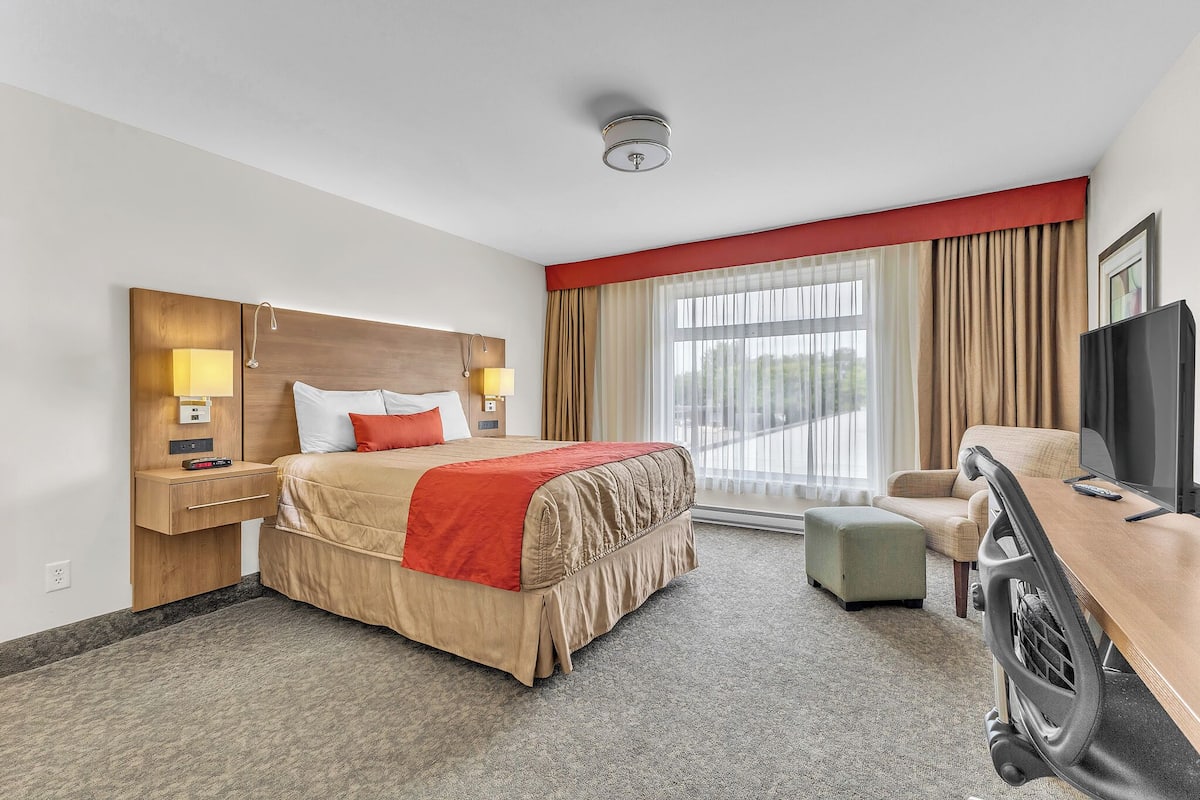 Executive Room, 1 Queen Bed | Hypo-allergenic bedding available, desk, laptop workspace