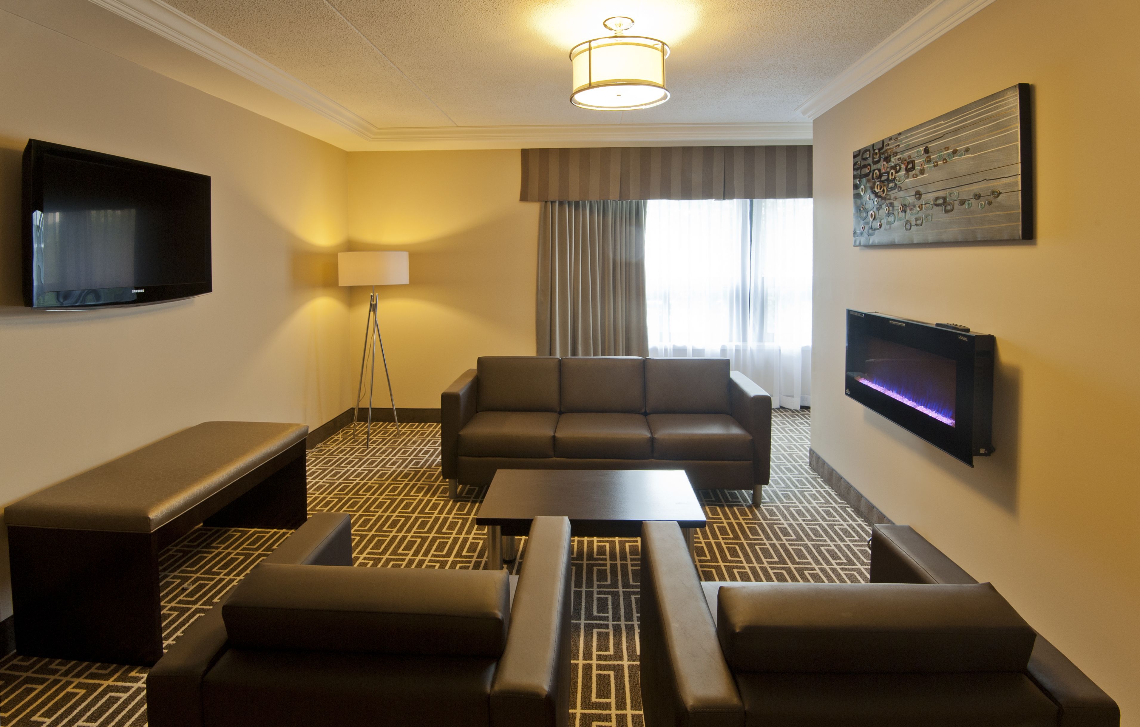 luxury suite, 1 king bed, jetted tub | living room | 50-inch smart tv with cable channels, tv