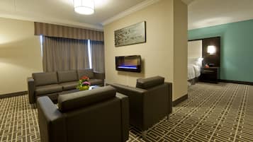 Luksussuite, 1 kingsize-seng, massasjebadekar | Oppholdsrom | En 50-tommers smart-TV med kabel-kanaler samt TV