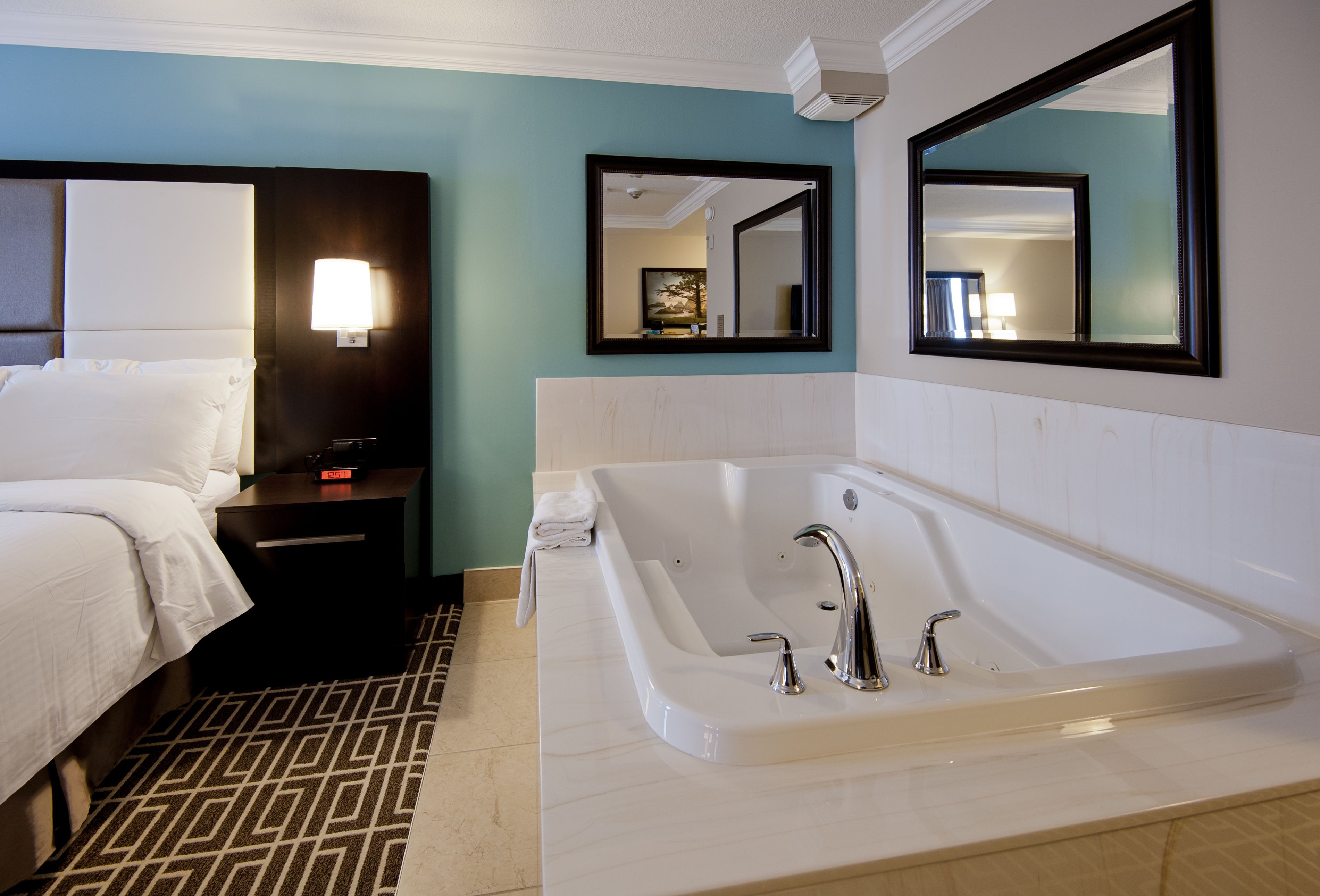 junior suite, 1 king bed, jetted tub | jetted bathtub