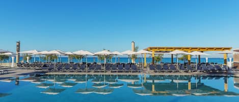 Piscine couverte, piscine extérieure, parasols de plage, chaises longues