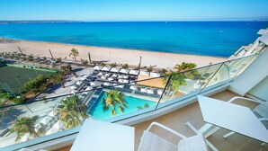 Un balcon avec vue sur une plage et une piscine.