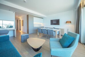 Deluxe Penthouse, 2 Bedrooms, Hot Tub, Sea View | Living room