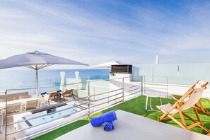 Ático Deluxe, 2 habitaciones, bañera de hidromasaje, vistas al mar | Bañera de hidromasaje privada