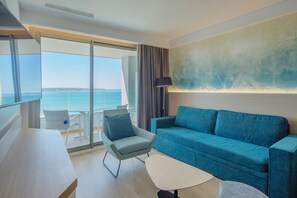 Suite junior, balcón, vistas al mar (superior) | Caja fuerte, espacio para trabajar con un portátil, cortinas opacas