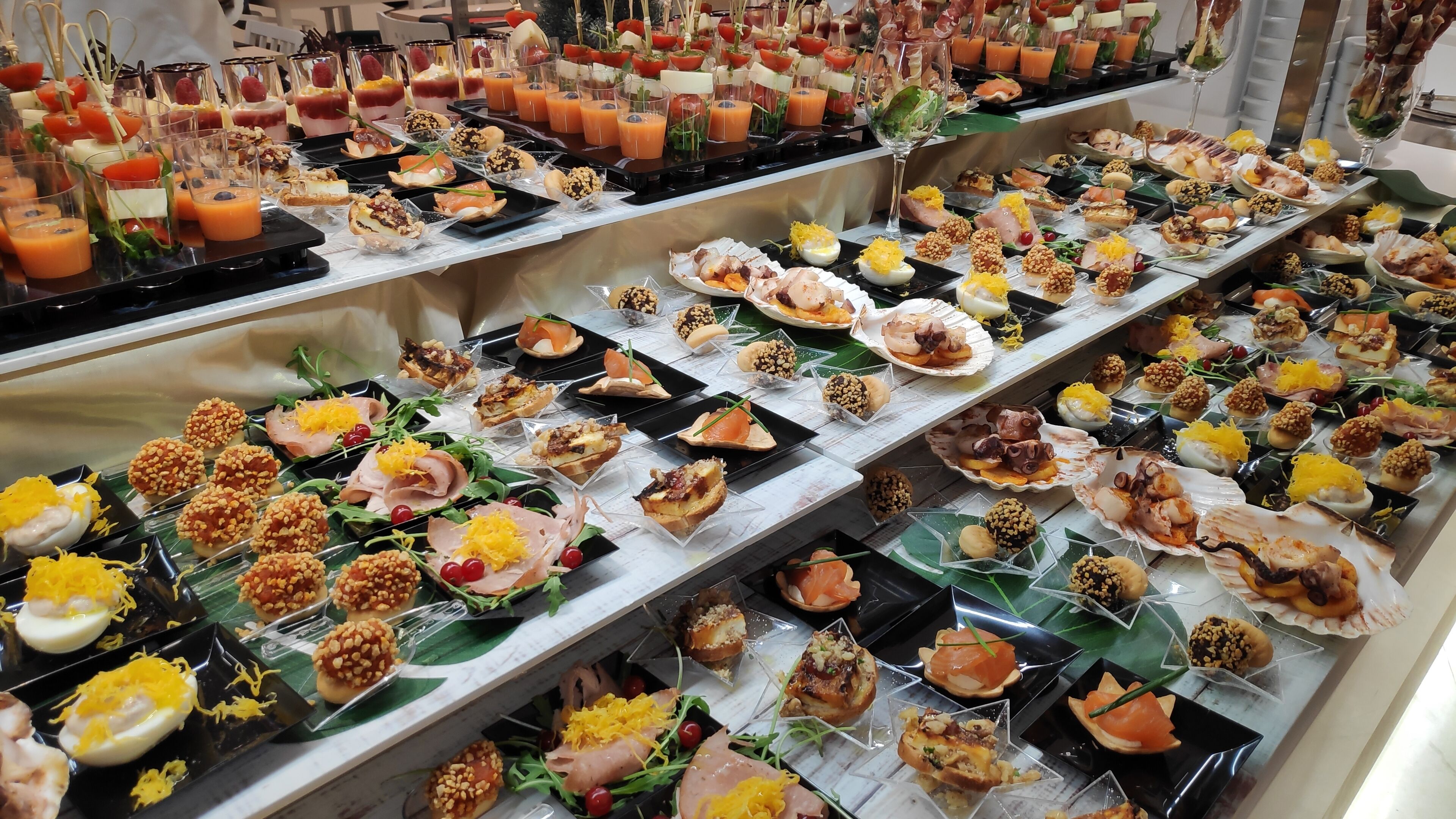 Ein reichhaltiges Buffet mit verschiedenen Speisen und Getränken.