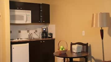 Frigorífico, microondas, placa de cocina y cafetera o tetera