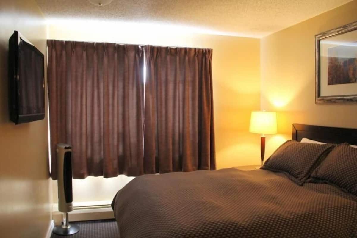 Suite empresarial, 1 cama Queen size, cocineta | Escritorio, tabla de planchar con plancha, camas extra y wifi gratis