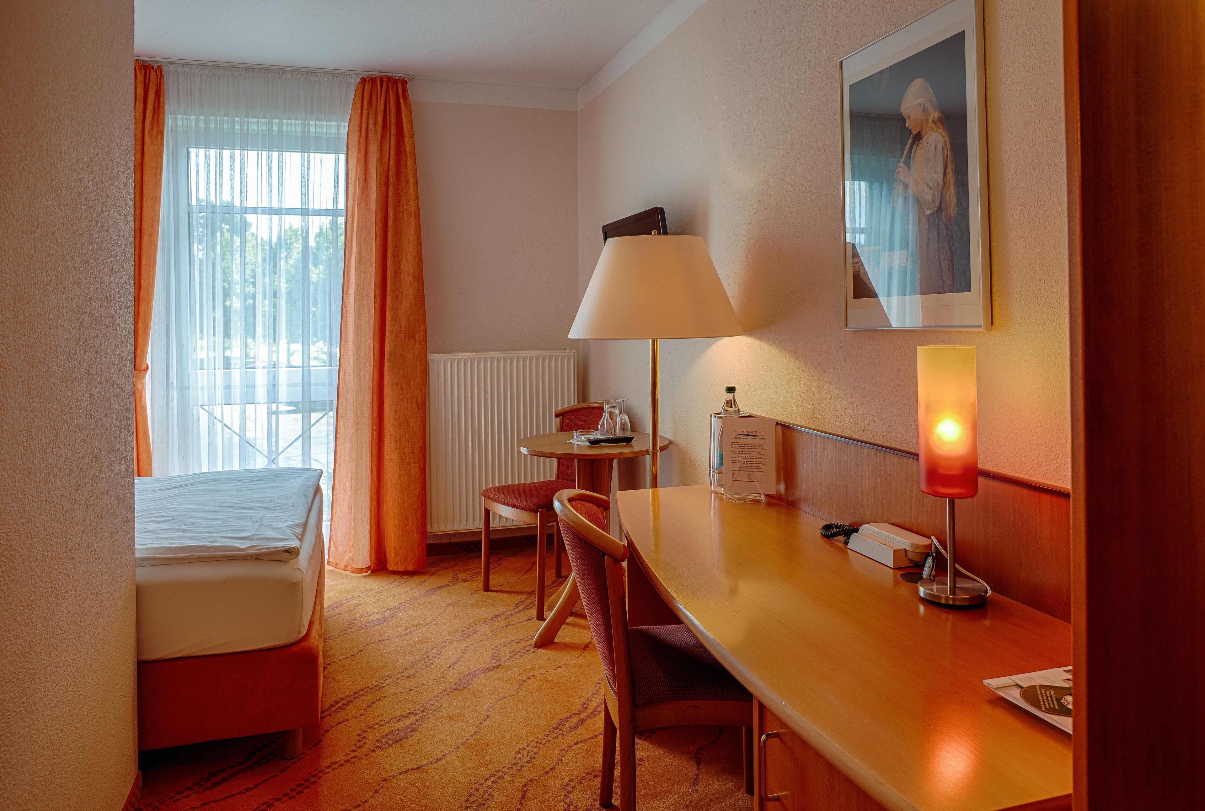 single room | minibar, in-room safe, desk, laptop workspace