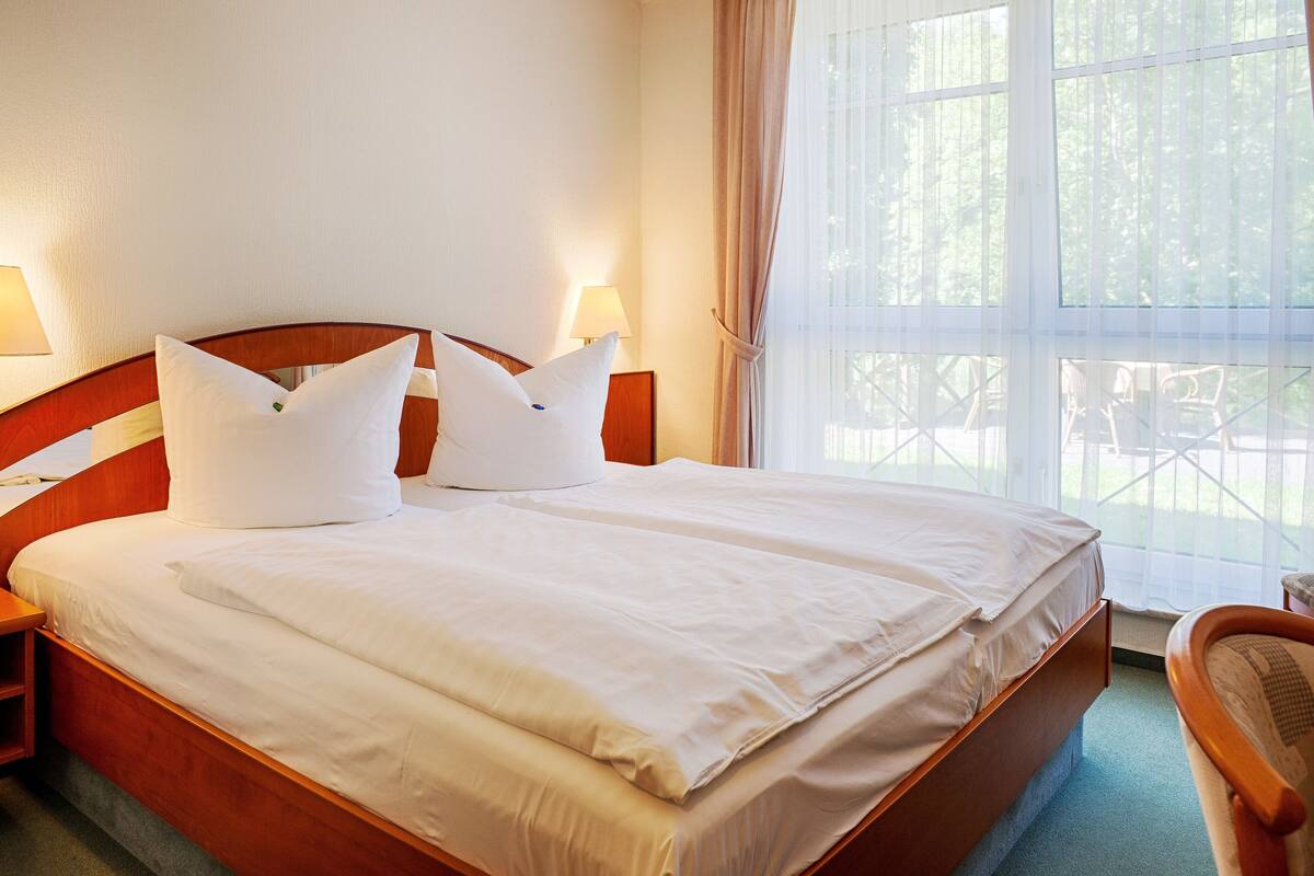 double room | minibar, in-room safe, desk, laptop workspace