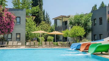 3 piscines extérieures, chaises longues