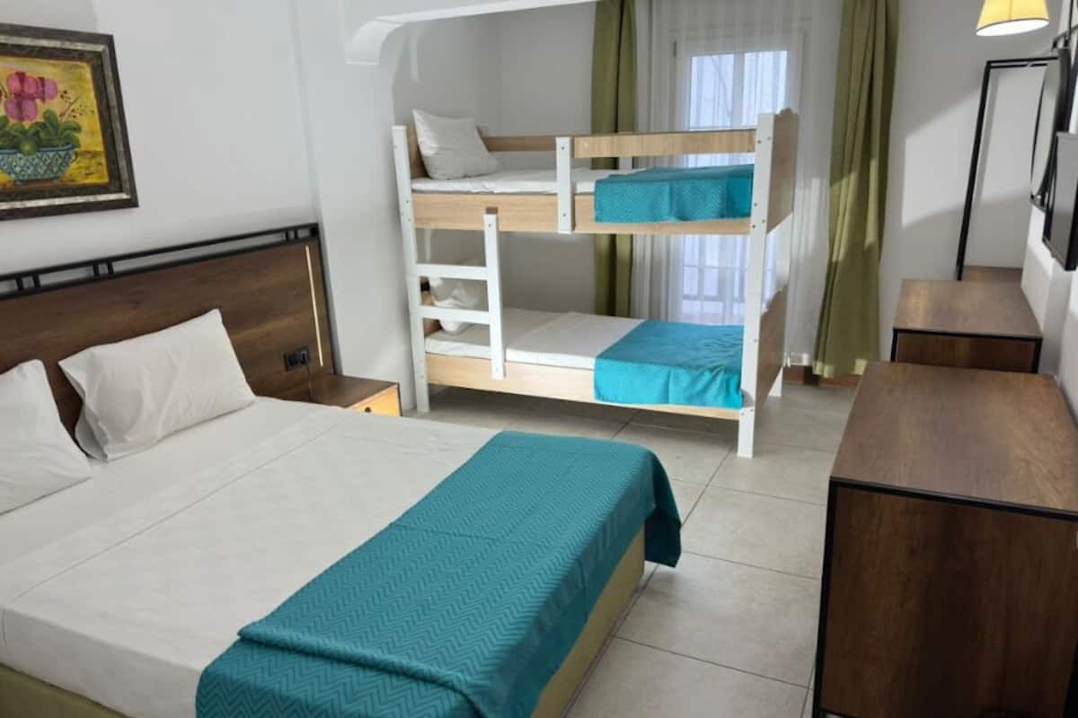 Economy Shared Dormitory | Desk, soundproofing, free WiFi, bed sheets