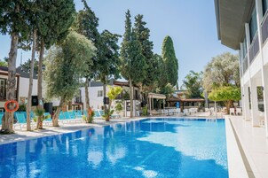 3 piscinas al aire libre, sillones reclinables de piscina