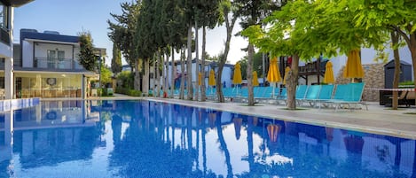 3 albercas al aire libre y camastros