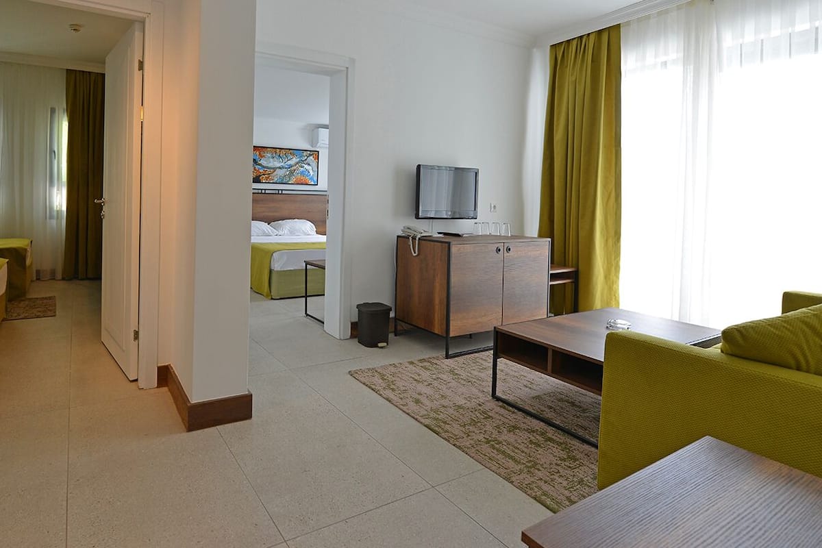 Deluxe Suit | 1 bedroom, desk, soundproofing, free WiFi
