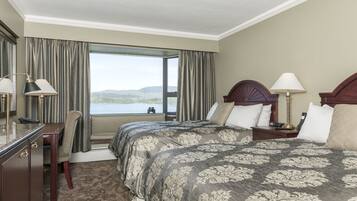 Hypo-allergenic bedding, in-room safe, desk, blackout drapes