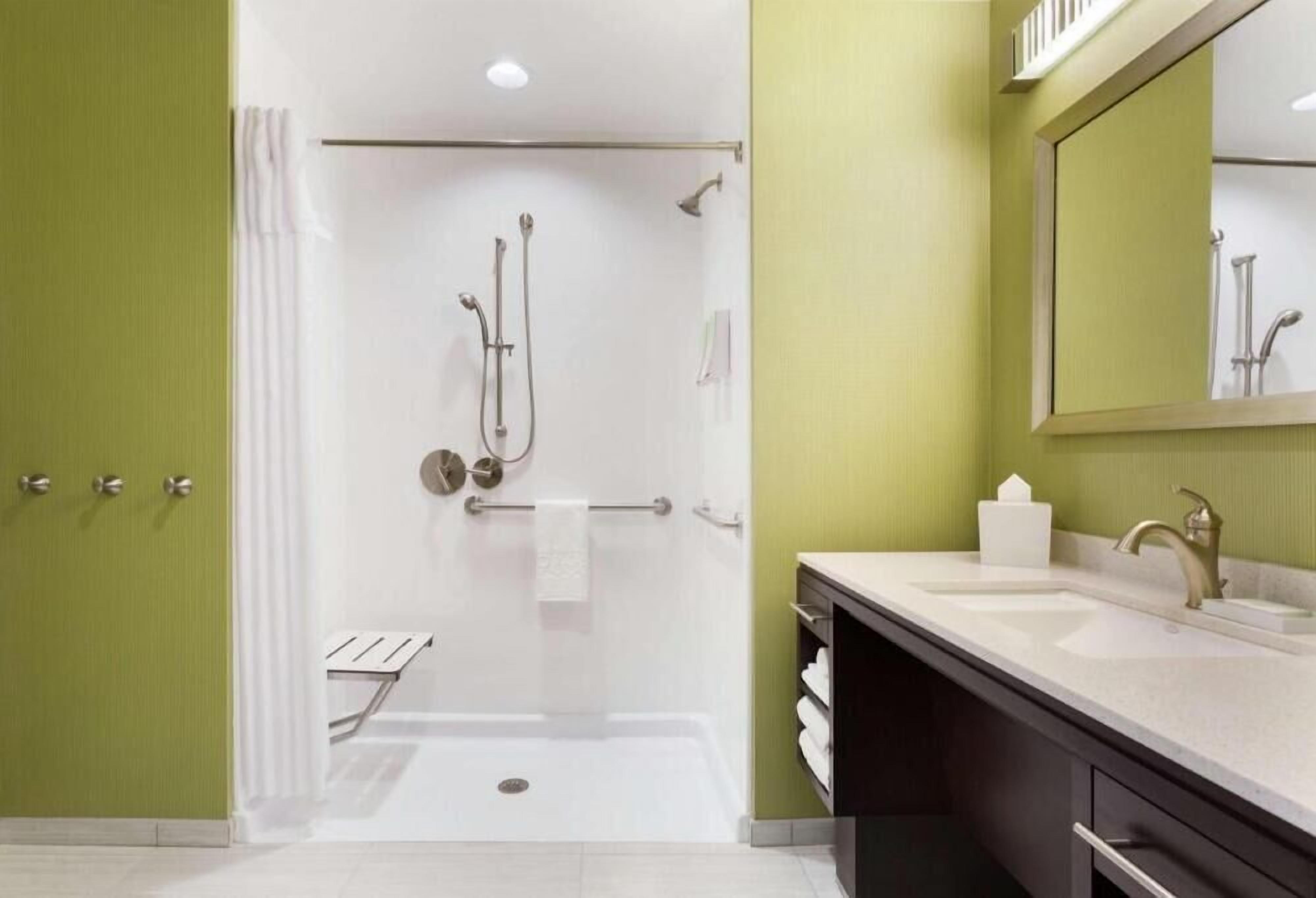 Baño | Artículos de higiene personal gratuitos, secador de pelo y toallas