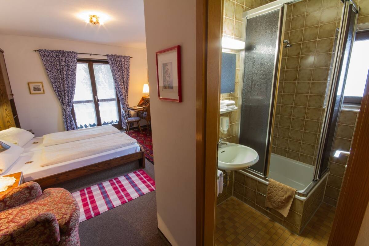 rainfall showerhead, free toiletries, hair dryer, towels