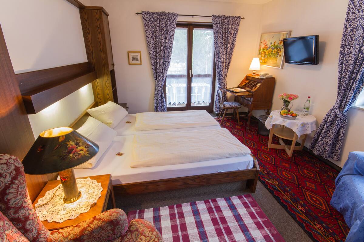 in-room safe, desk, free wifi