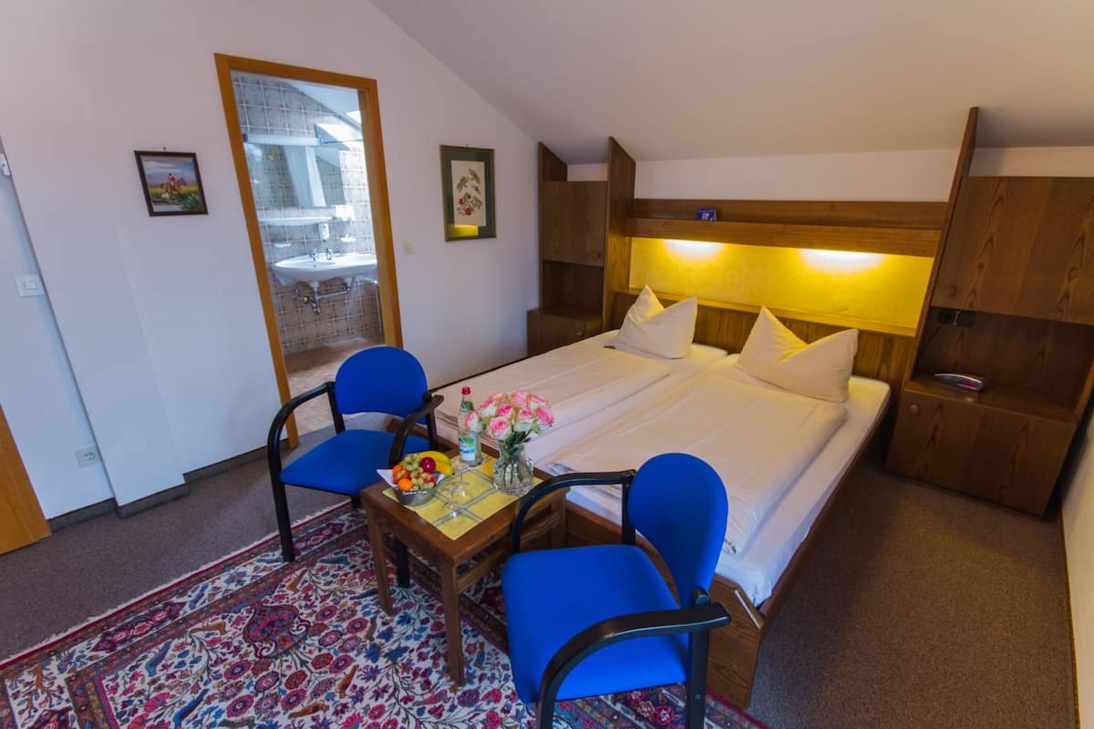 comfort double room, 1 king bed | in-room safe, desk, free wifi