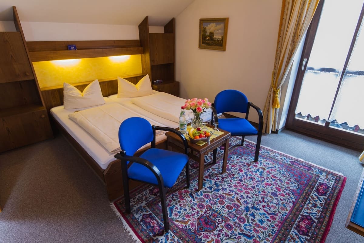 standard double room | in-room safe, desk, free wifi