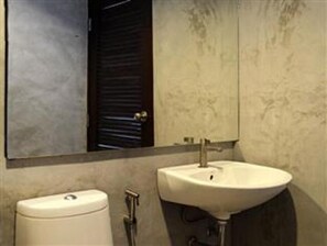 Standard Room | Bathroom | Shower, free toiletries, hair dryer, towels